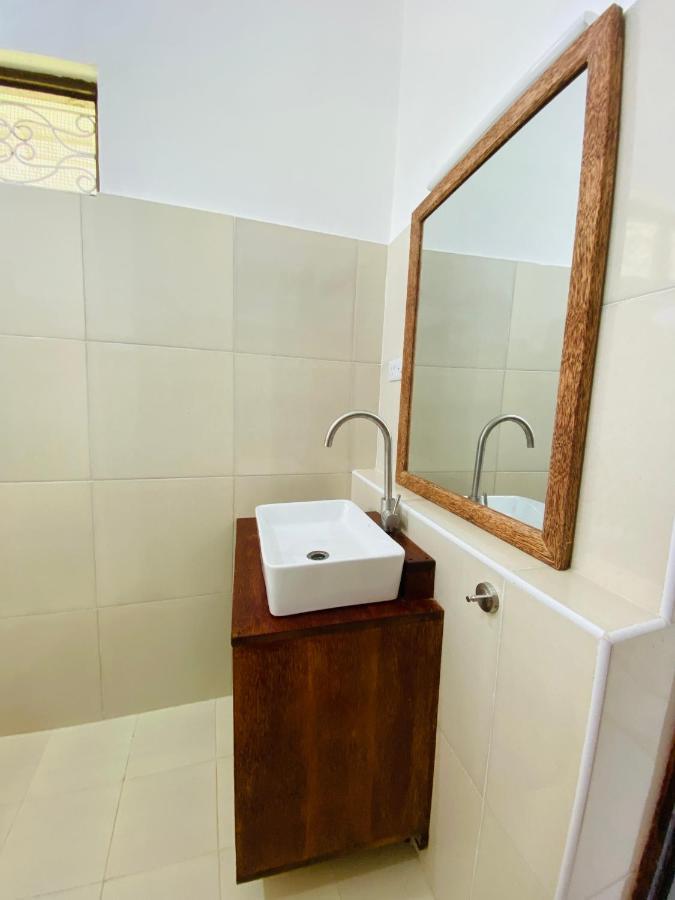 눙귀 Habibis Bottle House B&B 외부 사진