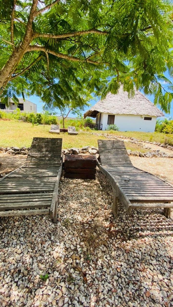 눙귀 Habibis Bottle House B&B 외부 사진